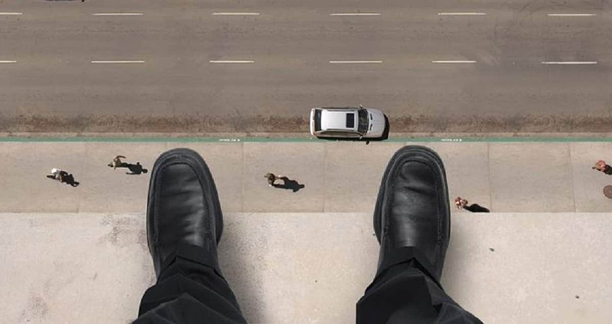 உயரத்திலிருந்து குதித்து உடல் சிதறி இறக்கத் துணியும் மனநிலையை ‘எக்ஸ்டஸி’ என்பார்களா!