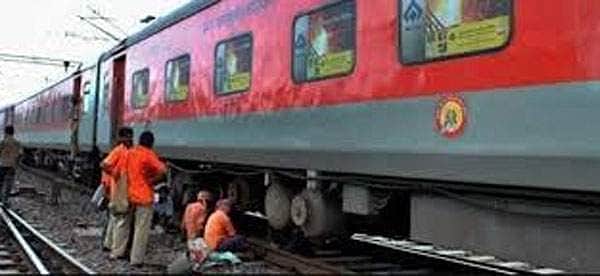 ராஜ்தானி விரைவு ரயிலில் திடீர் தீ விபத்து: அதிர்ஷ்டவசமாக பயணிகள் உயிர்தப்பினர் 