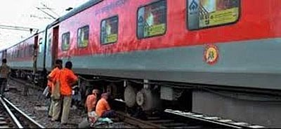 ராஜ்தானி விரைவு ரயிலில் திடீர் தீ விபத்து: அதிர்ஷ்டவசமாக பயணிகள் உயிர்தப்பினர் 