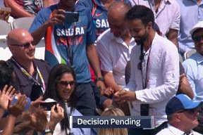 மைதானத்திலேயே காதலை வெளிப்படுத்திய வாலிபரின் விடியோ