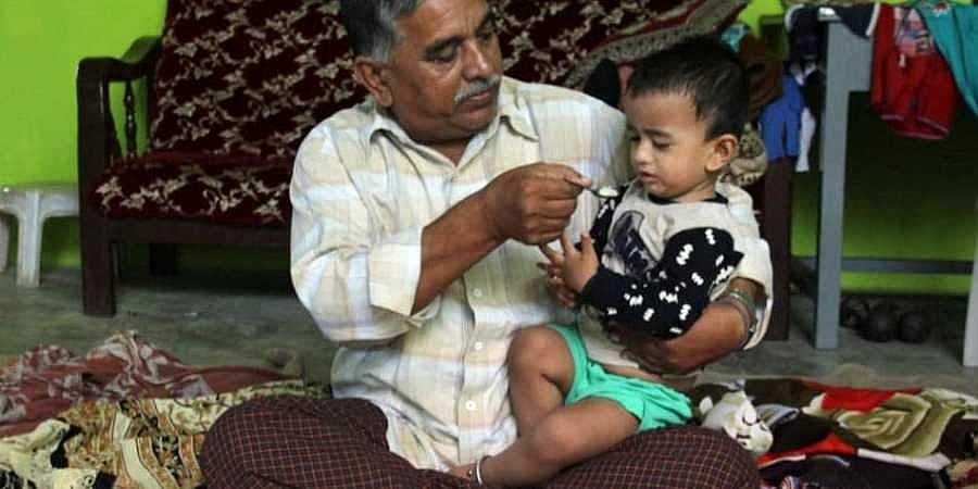 வதந்தியால் பொறியாளர் அடித்துக் கொலை: 18 மாதக் குழந்தைக்கு பதில் சொல்ல முடியாமல் தவிக்கும் குடும்பம்