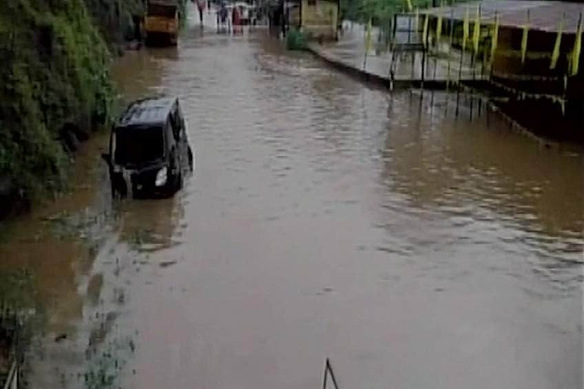 கேரளாவில் 36 மணி நேரமாக தொடர்ந்து பெய்து வரும் மழை: பொதுமக்களின் இயல்பு வாழ்க்கை பாதிப்பு