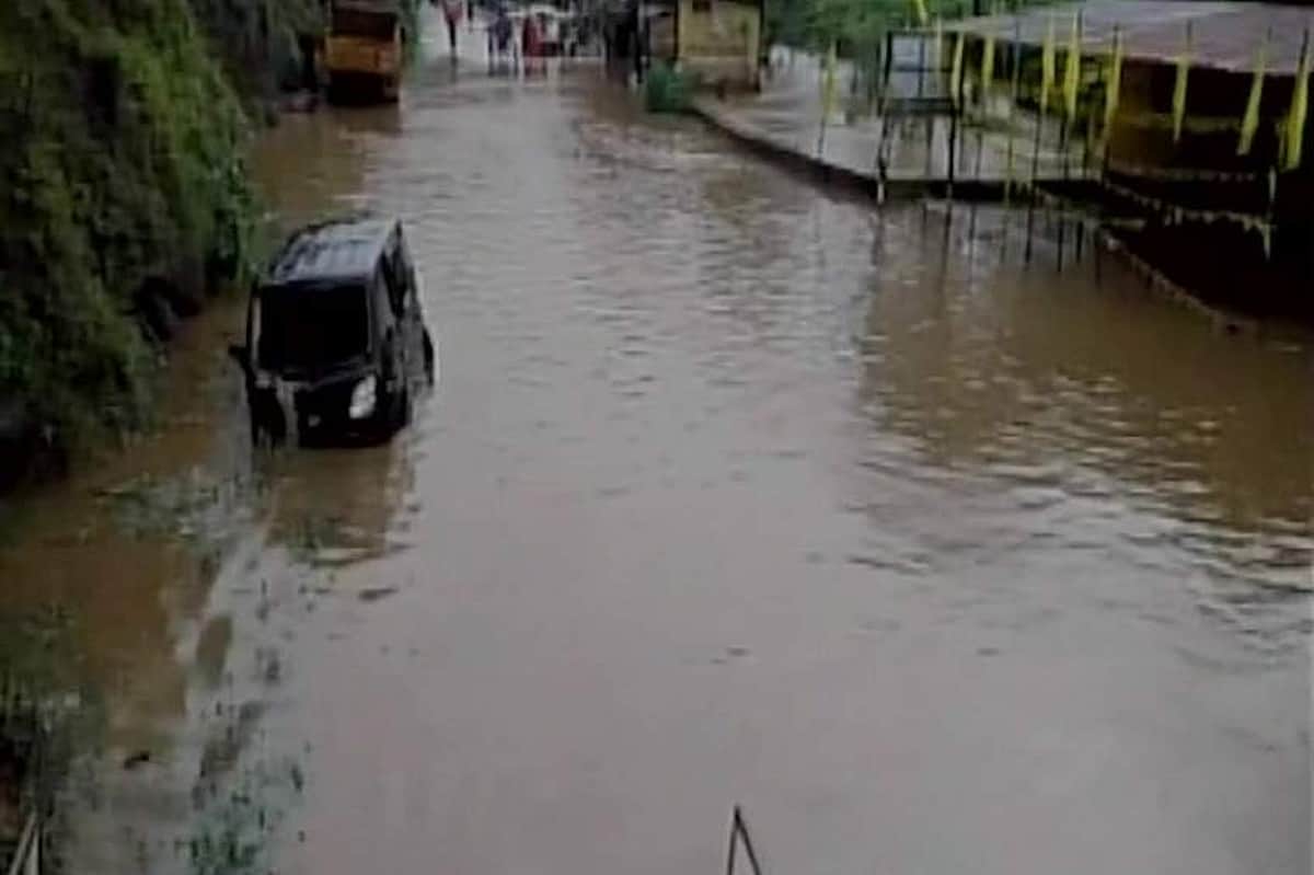 கேரளாவில் 36 மணி நேரமாக தொடர்ந்து பெய்து வரும் மழை: பொதுமக்களின் இயல்பு வாழ்க்கை பாதிப்பு