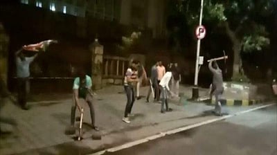 மும்பையின் சாலைகளை சீர் செய்யக் கோரி மாநில தலைமைச் செயலக சாலையை உடைத்த நவ நிர்மாண்  சேனா 