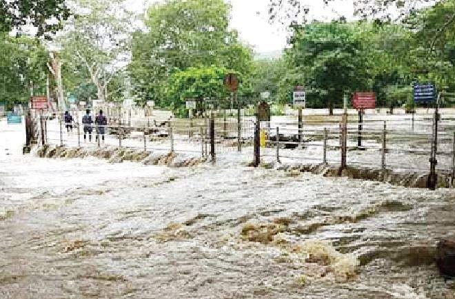 ஒகேனக்கல் அருவிக்குச் செல்லவே சுற்றுலாப் பயணிகளுக்குத் தடை: போலீஸ் குவிப்பு