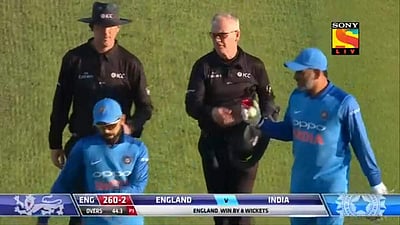 ஓய்வு அறிவிப்பை வெளியிடப் போகிறாரா தோனி?: நடுவரிடமிருந்து பந்தை வாங்கிச் சென்றதால் ரசிகர்களிடையே பரபரப்பு!