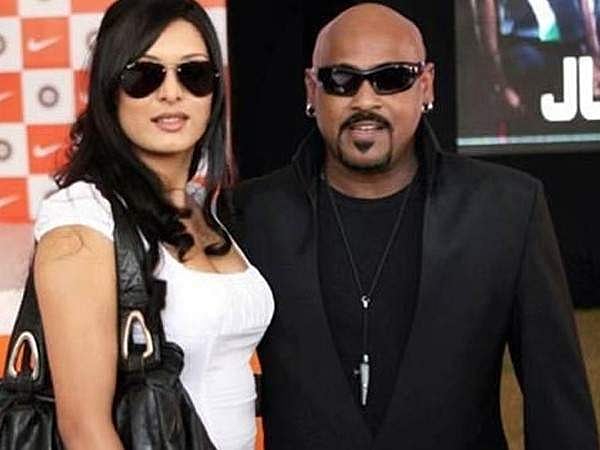 பாலியல் சீண்டல்? கிரிக்கெட் வீரர் காம்ப்ளி மனைவி, பாலிவுட் பாடகரின் தந்தை இடையே லடாய்