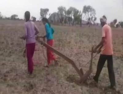 நிலத்தை உழுதால் இந்திரன் மழையைக் கொண்டு வருவானா? இந்த இளம்பெண்களின் நம்பிக்கை ஈடேறுமா?