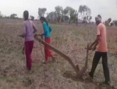 நிலத்தை உழுதால் இந்திரன் மழையைக் கொண்டு வருவானா? இந்த இளம்பெண்களின் நம்பிக்கை ஈடேறுமா?