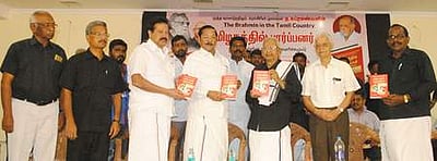 ‘தமிழகத்தில் பாா்ப்பனா்கள்’ என்ற  நூலை வெளியிட்டார் திராவிடா் கழகத் தலைவா் கி.வீரமணி!