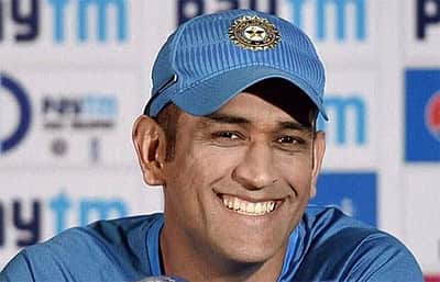 நட்சத்திர கிரிக்கெட் வீரர் தோனி செலுத்தும் வருமான வரி எவ்வளவு தெரியுமா..? 