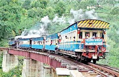 நீலகிரி மலை ரயில் பாதையில் செல்ஃபி எடுத்தால் ரூ.2,000 அபராதம்: தெற்கு ரயில்வே அறிவிப்பு