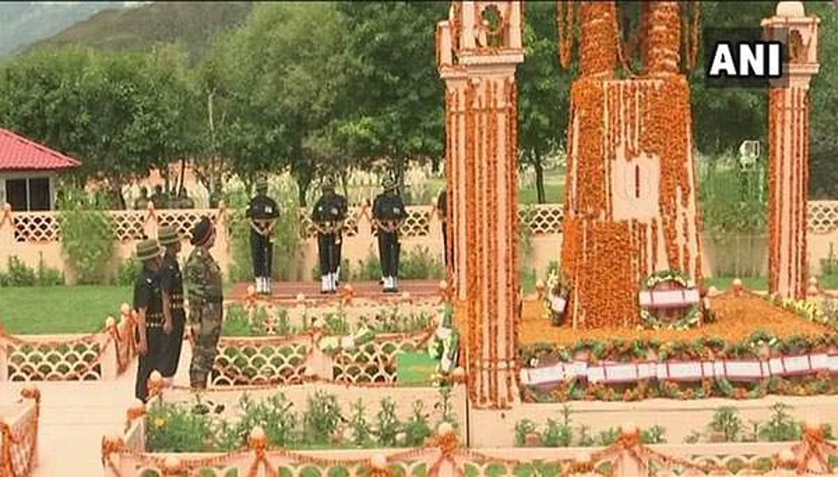 கார்கில் நினைவு தினம்: போர் நினைவிடத்தில் நிர்மலா சீதாராமன் அஞ்சலி