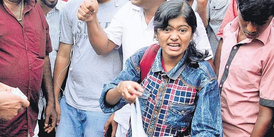 கேரளா: குடும்பச் சூழ்நிலையால் மீன் விற்கும் கல்லூரி மாணவி