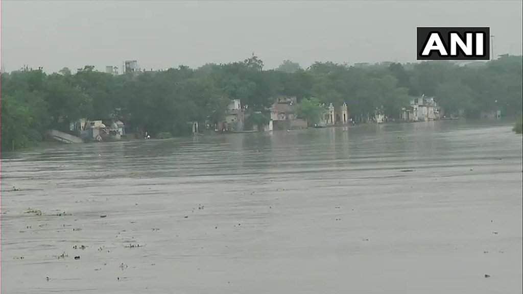 அபாயகட்டத்தை எட்டிய யமுனா நதி: தில்லி அரசு வெள்ள அபாய எச்சரிக்கை