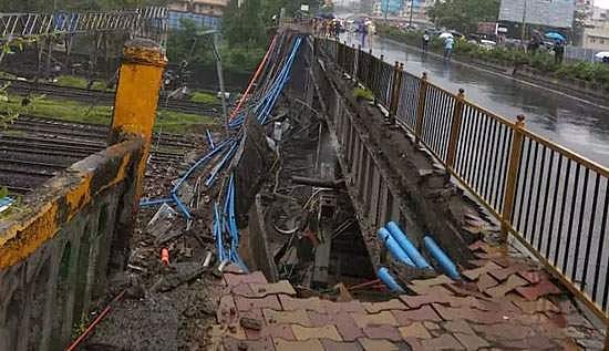 மும்பையில் ரயில் நிலைய பாலம் இடிந்து விழுந்து விபத்து: 2 பேர் காயம்
