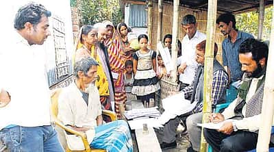 வெளியானது அசாம் குடிமக்கள் தேசியப் பதிவேடு வரைவுப் பட்டியல்: 40 லட்சம் பெயர்கள் விடுபட்டுள்ளதால் சர்ச்சை 