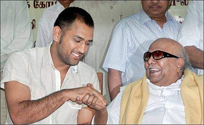 தோனியின் மகத்தான சாதனைக்குப் பரிசுத்தொகை அளித்து ஊக்கப்படுத்திய கருணாநிதி!