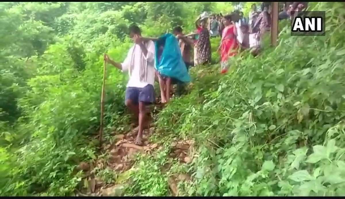 ஆம்புலன்ஸ் சேவைக்காக கர்பிணி பெண்ணை தூக்கிச் சென்ற சம்பவம்: ஆந்திர அரசுக்கு மனித உரிமை ஆணையம் நோட்டீஸ்