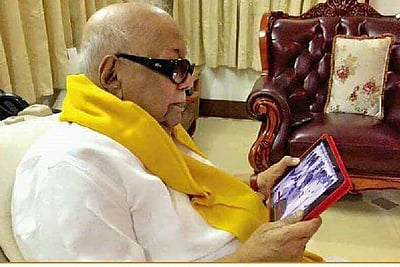 செல்போன் வைத்துக் கொள்வதுண்டா, ஃபேஸ்புக்கை ஒரு நாளைக்கு எத்தனை முறை பார்க்கிறீர்கள்?: கருணாநிதி அளித்த பதில்கள்!