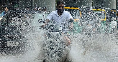 மழையால் ஸ்தம்பித்த மும்பை