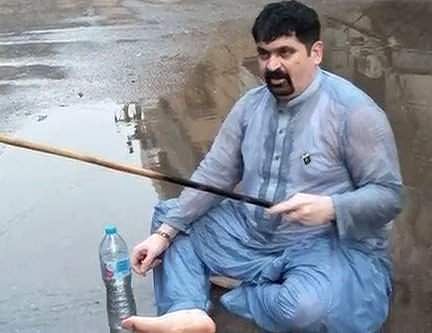 பாகிஸ்தான் தேர்தல் களேபரங்கள்... சுயேட்சை வேட்பாளரின் ஏடாகூடமான பிரச்சார புகைப்படங்கள்... டோண்ட் மிஸ் இட்!