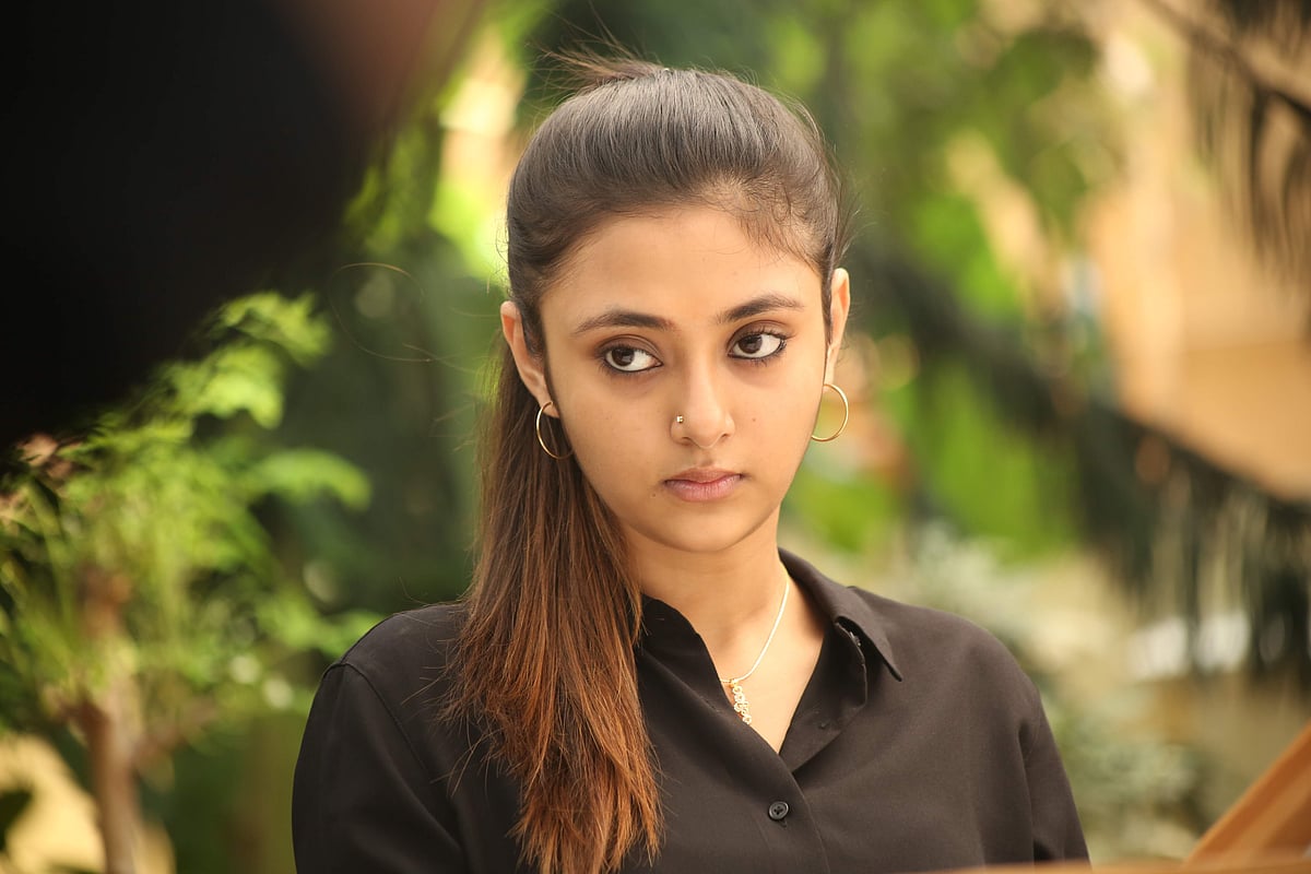 பாலா இயக்கும் வர்மா பட கதாநாயகி இவர் தான்! (படங்கள்)