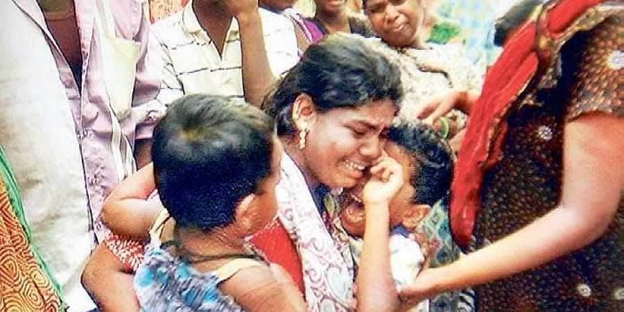 என்கவுண்டர் செய்யப்பட்ட ரவுடி ஆனந்தன்: அப்பா எப்போ வருவார் எனக் கேட்கும் குழந்தைகள்