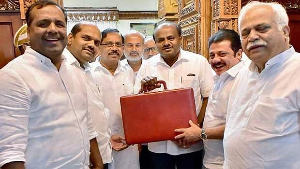 கர்நாடக பட்ஜெட் தாக்கல்: விவசாயிகளுக்கு கடன் தள்ளுபடி, சாமானியன் தலையில் நிதிச்சுமை!