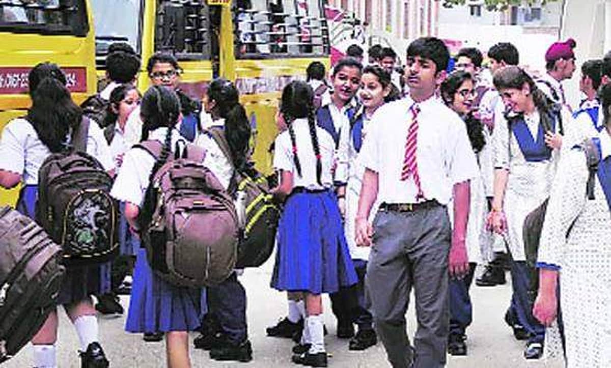 மாணவிகள் அணிய வேண்டிய உள்ளாடையின் நிறம்: பதற வைத்த பள்ளி நிர்வாகத்தின் அறிவிப்பு