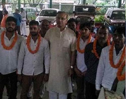 மாட்டிறைச்சி கொலை குற்றவாளிகளுக்கு மாலை அணிவித்து வாழ்த்து தெரிவித்த மத்திய அமைச்சரால் சர்ச்சை