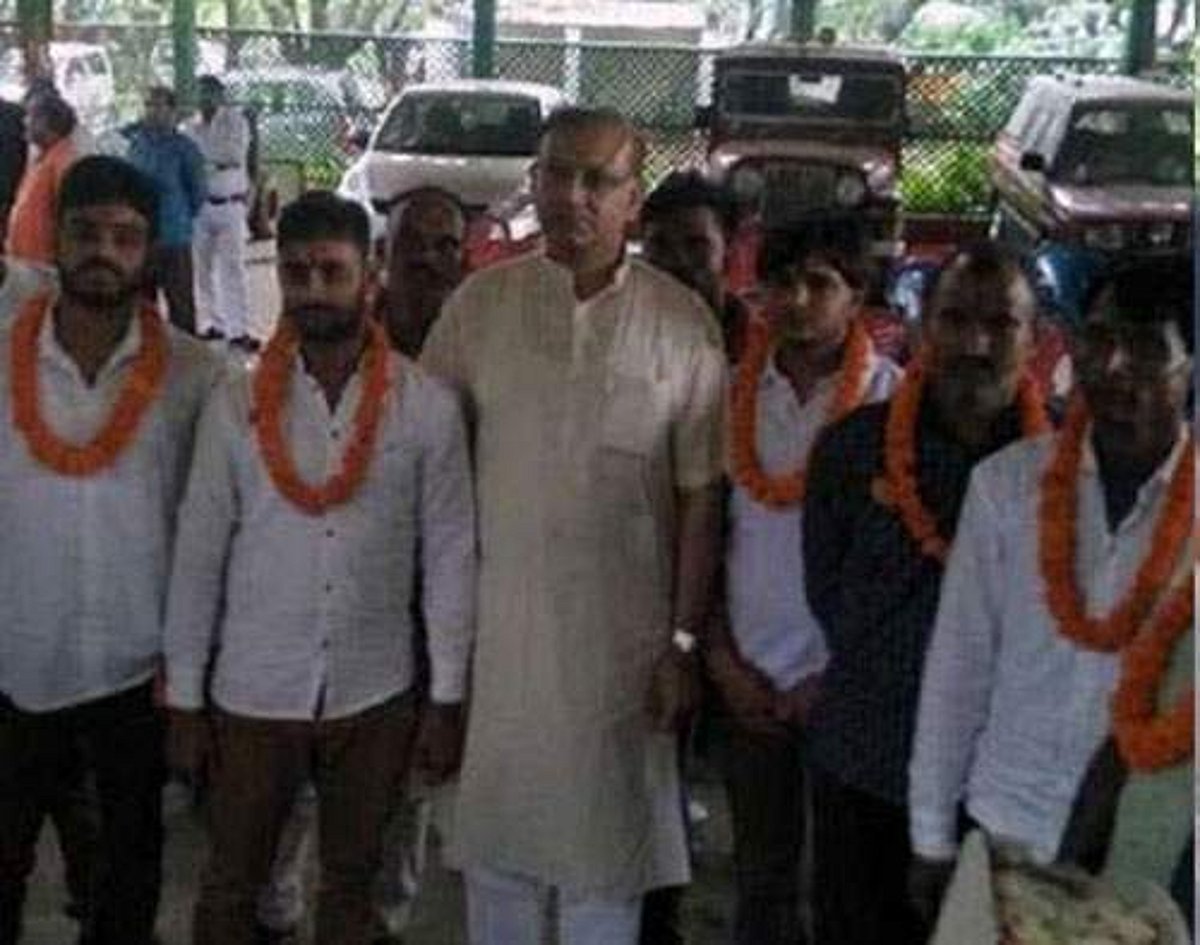 மாட்டிறைச்சி கொலை குற்றவாளிகளுக்கு மாலை அணிவித்து வாழ்த்து தெரிவித்த மத்திய அமைச்சரால் சர்ச்சை