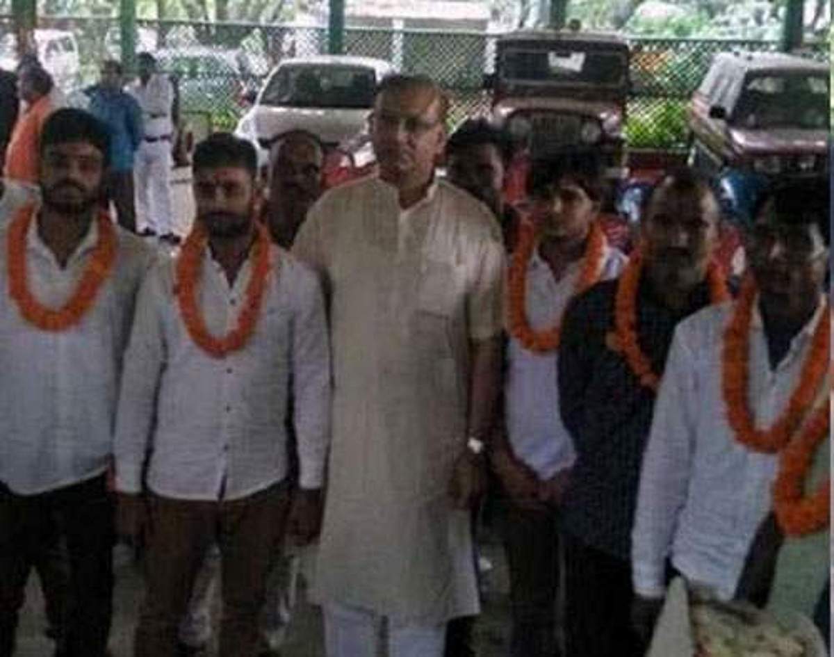 மாட்டிறைச்சி கொலை குற்றவாளிகளுக்கு மாலை அணிவித்து வாழ்த்து தெரிவித்த மத்திய அமைச்சரால் சர்ச்சை