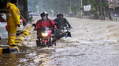 மும்பையை புரட்டிப்போட்ட கனமழை: பள்ளிகளுக்கு விடுமுறை; ரயில்கள் தாமதம் 