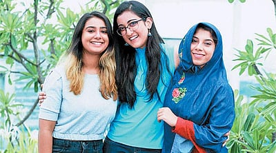 நெகிழ வைக்கும் பணியைச் செய்த பள்ளி மாணவிகள்!