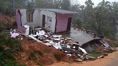 கேரள மாநிலம் மூணாறில் நிலச்சரிவின் காரணமாக விடுதியில் 60 பேர் சிக்கித்தவிப்பு 