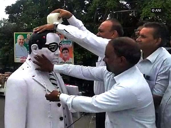 பாஜக மரியாதை எதிரொலி: அம்பேத்கர் சிலையை 'புனிதப்படுத்திய' தலித் வழக்கறிஞர்கள்