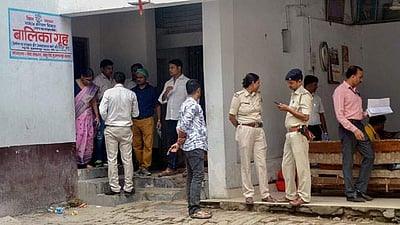 அமேதியில் ஆசிரியர் குடும்பம் படுகொலை: தகாத உறவு காரணமா?  காவல்துறை விளக்கம்