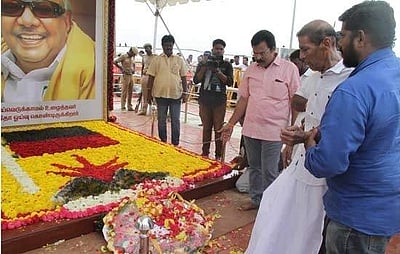 கருணாநிதியின் நினைவிடத்தில் அவரது மூத்த மகன் மு.க. முத்து அஞ்சலி 