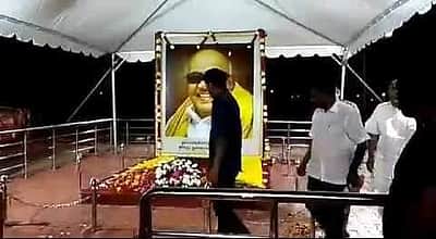 கலைஞர் கருணாநிதி நினைவிடத்தில் நடிகா் விஜய் அஞ்சலி