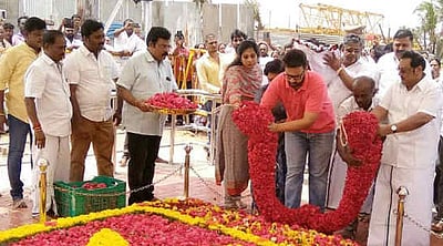 கருணாநிதி நினைவிடத்தில் அழகிரி அஞ்சலி