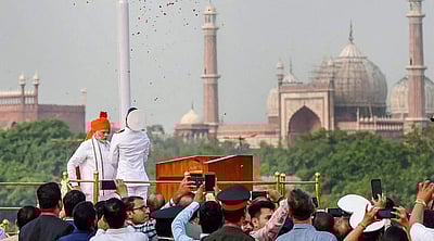 ​செங்கோட்டையில் தேசியக் கொடி ஏற்றினார் பிரதமர்