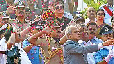 ஆளுநா் மாளிகையில் சுதந்திர தினம்: முதல் முறையாக தேசியக் கொடி ஏற்றிய ஆளுநர் 