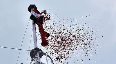 கோட்டையில் கொடியேற்றினார்  முதல்வர்