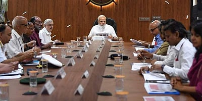 கேரளாவுக்கு முதல்கட்டமாக ரூ.500 கோடி நிதி அறிவிப்பு: வெள்ள பாதிப்பு பகுதிகளை பிரதமர் மோடி நேரில் ஆய்வு 