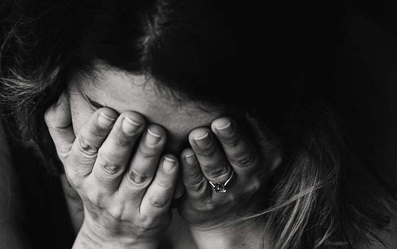 குற்றவாளி என்று சந்தேகம்: இளம்பெண்ணை நிர்வாணப்படுத்தி ஊர்வலம் விட்ட 15 பேர் கைது 