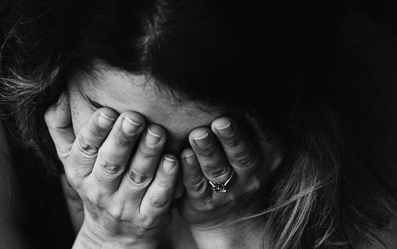 குற்றவாளி என்று சந்தேகம்: இளம்பெண்ணை நிர்வாணப்படுத்தி ஊர்வலம் விட்ட 15 பேர் கைது 