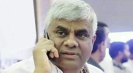 பாதிக்கப்பட்ட மக்களை நோக்கி பிஸ்கட் பாக்கெட்டுகளைத் தூக்கி எறிந்து கண்டனத்துக்குள்ளான கர்நாடக பொதுப்பணித்துறை அமைச்சர்!