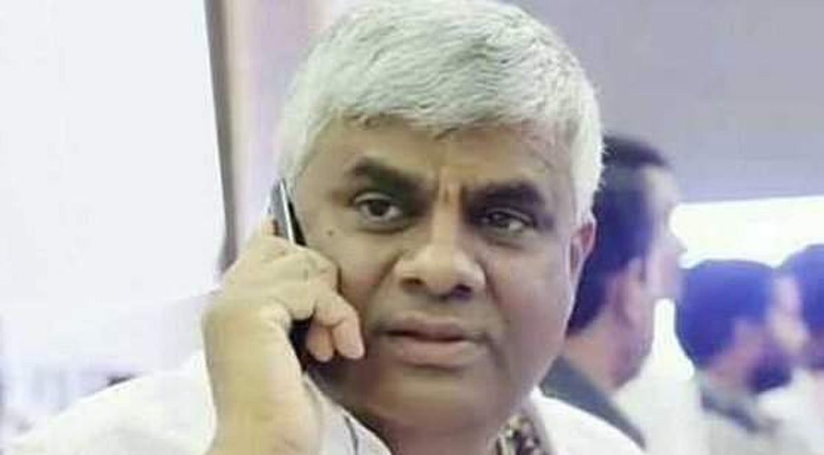 பாதிக்கப்பட்ட மக்களை நோக்கி பிஸ்கட் பாக்கெட்டுகளைத் தூக்கி எறிந்து கண்டனத்துக்குள்ளான கர்நாடக பொதுப்பணித்துறை அமைச்சர்!