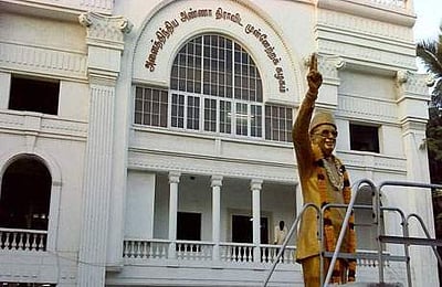 மக்களுக்கு இடையூறாக பேனர் வைப்பதை தொண்டர்கள் நிறுத்த வேண்டும்: அதிமுக 